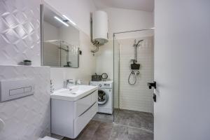 baño blanco con lavadora y lavamanos en Sara Luxury in City Center, en Poreč 18 fotos más