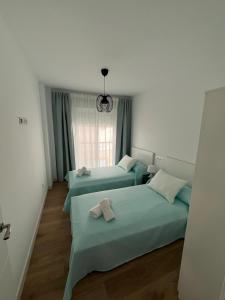 a bedroom with two beds and a window at Apartamento San Antonio 1 in Carboneras