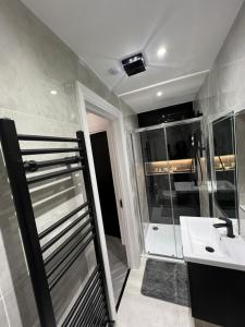 Bilik mandi di Stylish Flat in London +46 gambar