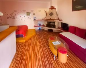 una sala de estar con un sofá y una chimenea en The heart of Bascarsija, en Sarajevo