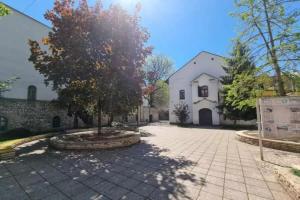 una casa con un árbol en medio de una entrada en The heart of Bascarsija, en Sarajevo