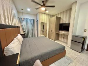 ein Schlafzimmer mit einem Bett und einem Flachbildfernseher in der Unterkunft Habitación hotelera 5min de la playa by G P S rentas in Mazatlán