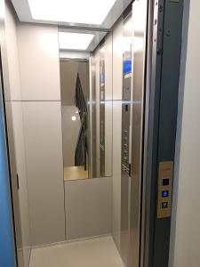 Ένα μπάνιο στο Apartamento Andmar Beach