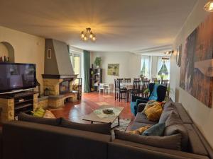 a living room with a couch and a television at Dom Majka z 5 sypialniami in Szklarska Poręba