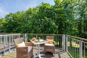 een terras met 2 stoelen en een tafel bij Eagle mit Ostseeblick - Haus Fore zu Schloss Ranzow in Lohme