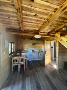 a kitchen and dining room with a wooden ceiling at Domki nad morzem u Sumy in Sztutowo