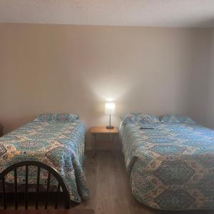 Katil atau katil-katil dalam bilik di Alpine Lakeside Motel Room Backside