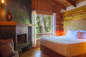 Postel nebo postele na pokoji v ubytování Zirahuen Forest and Resort + 37 fotografií