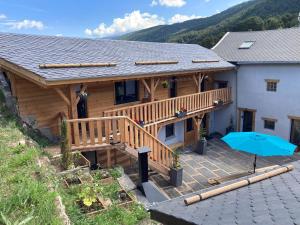 una casa con terrazza e ombrellone di Maison Boutxy Le Clos des Ours a Matemale