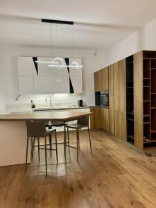 Una cocina con una mesa y sillas y un fregadero. en Dua Green Coast, en Vlorë 17 fotos más