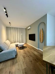 una sala de estar con un sofá y una mesa en Dua Green Coast, en Vlorë