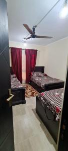 Cette chambre dispose de 2 lits et d'un ventilateur de plafond. dans l'établissement شالية في قرية اكوا فيو الساحل الشمالي, à El Qasaba esh Sharqīya 7 autres photos