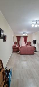 un salon avec deux canapés dans une pièce dans l'établissement شالية في قرية اكوا فيو الساحل الشمالي, à El Qasaba esh Sharqīya