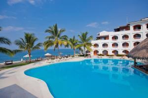 a view of the resort and the swimming pool at Plaza Pelicanos Club Beach Resort All Inclusive in Puerto Vallarta