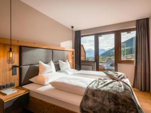 Postel nebo postele na pokoji v ubytování Hotel Waldfriede - Der Logenplatz im Zillertal