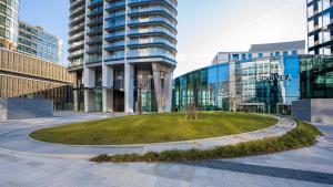 un bâtiment avec un cercle herbeux devant lui dans l'établissement New Eurovea Tower, à Bratislava