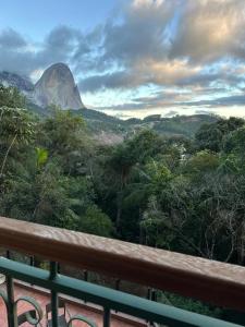 Blick auf einen Berg von einer Bank aus in der Unterkunft Vista Azul Apart Hotel - Suite Vista Pedra Azul in Pedra Azul