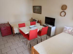 a room with a table and chairs and a television at Paradise in Loutrá Elevtherón