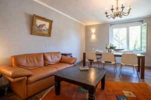 a living room with a couch and a table at Ferienhaus Sommer Linden in Deyelsdorf