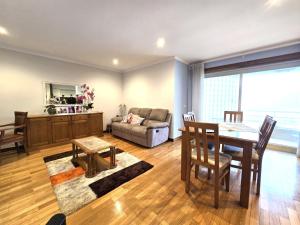 una sala de estar con una mesa y un sofá en Holidays appartment, en Furadouro