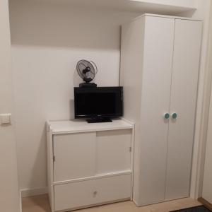 Uma TV ou centro de entretenimento em Mini apart Žvėrynas