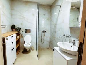 Ένα μπάνιο στο Apartman Anturijum