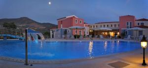 ein großes Schwimmbad mit Springbrunnen in der Unterkunft Theofilos Superior Hotel in Petra