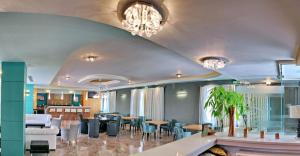 ein Restaurant mit Tischen und Stühlen in einem Raum in der Unterkunft Theofilos Superior Hotel in Petra