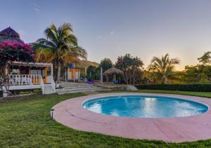 a swimming pool in the middle of a yard at Cabañas Linda Vista in Chimo