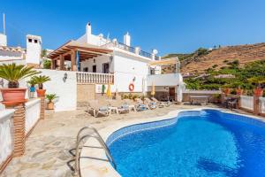 een villa met een zwembad en een huis bij Villa Cecilia Sol in Torrox
