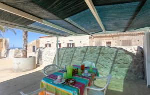 einen Tisch und Stühle unter einem Dach in der Unterkunft Cozy Home In Santa Croce Camerina in Santa Croce Camerina + 28 Fotos