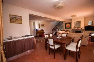 eine Küche und ein Wohnzimmer mit einem Tisch und Stühlen in der Unterkunft B&B Predio San Fernando in Acquapendente