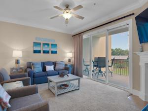una sala de estar con un sofá y una mesa en Sanctuary at Redfish 1119 by Newman-Dailey, en Santa Rosa Beach