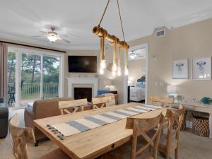 Un comedor y una sala de estar con mesa y sillas. en Sanctuary at Redfish 1119 by Newman-Dailey, en Santa Rosa Beach 23 fotos más