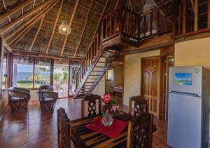 a kitchen and dining room with a table and a refrigerator at Cabañas Linda Vista in Chimo