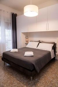 um quarto com uma cama grande com duas toalhas em Giuliana em Roma