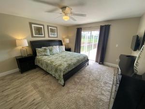 una camera da letto con un letto e un ventilatore a soffitto di 8th Fairway Holiday Home Updated Southern Dunes a Haines City Altre 21 foto
