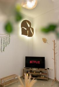 TV a/nebo společenská místnost v ubytování Tree Haven - Near Kourenti Beach with 100Mbps Wi-Fi
