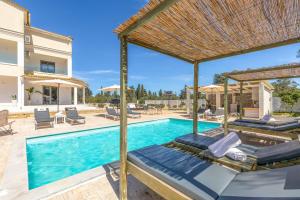 The swimming pool at or close to Villa Elegio