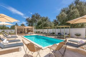 The swimming pool at or close to Villa Elegio