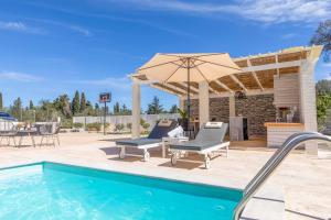 The swimming pool at or close to Villa Elegio