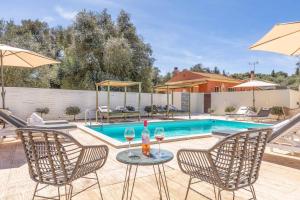 The swimming pool at or close to Villa Elegio