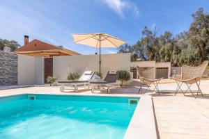 The swimming pool at or close to Villa Elegio