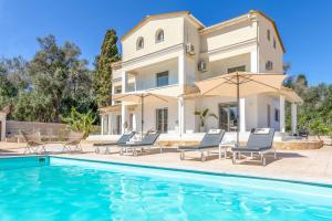The swimming pool at or close to Villa Elegio