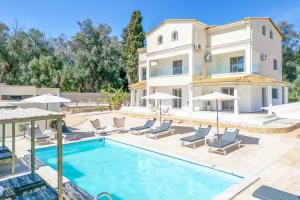 The swimming pool at or close to Villa Elegio
