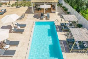 The swimming pool at or close to Villa Elegio