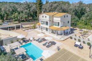 The swimming pool at or close to Villa Elegio