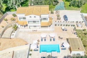 The swimming pool at or close to Villa Elegio