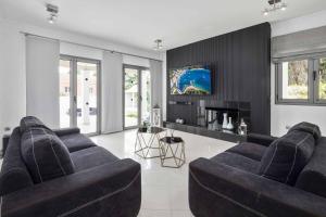 A television and/or entertainment centre at Villa Elegio