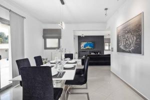 A television and/or entertainment centre at Villa Elegio